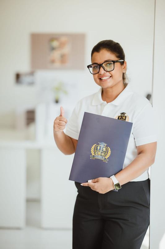 Vilhelm mentor holding academy folder