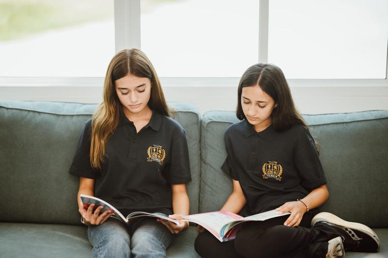 Two Vilhelm students reading together